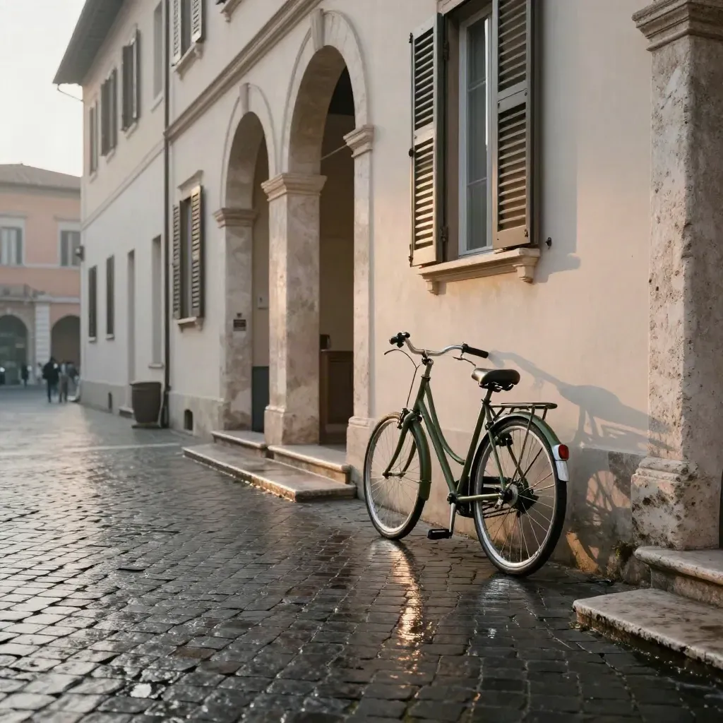 Piazza romana all’alba con sampietrini bagnati, bici appoggiata e facciate crema.